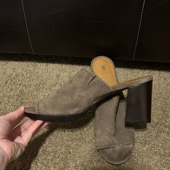 Frye Blake Leather Suede Slip On Block Heel Mules in Ash Taupe Women’s Size 9.5 - Picture 3 of 9